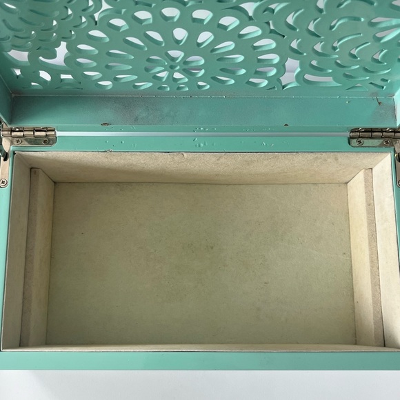 MAX STUDIO HOME Light Tiffany Blue Cut Flower Jewelry or Decorative Box - Picture 7 of 7